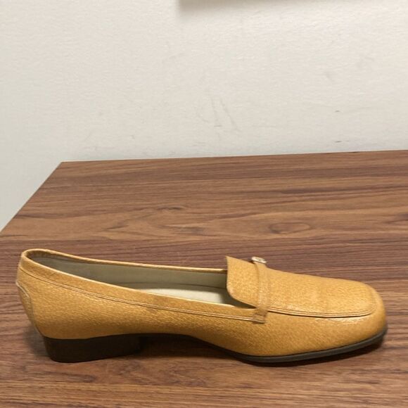 Talbots Camel Pebble Leather Slip on Flats with Decorative Narrow Strap on Vamp. - Picture 4 of 8